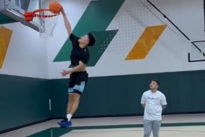 男篮后卫线的希望！赵维伦在训练中完成飘逸单手劈扣