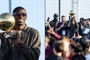 衣锦还乡！登贝莱带着金球奖回到家乡，向家乡人民展示金球