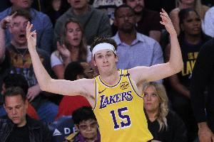 继续高效表现！里夫斯上半场10投6中砍下18分 正负值+9