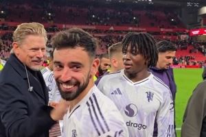 舒梅切尔赛后与拉门斯拥抱，祝贺曼联球员双红会取胜