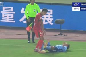 张瑷晖倒地夹住皮球，王上源上去对着皮球连踢了几脚